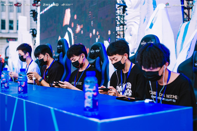 上的均衡对 上的均衡对